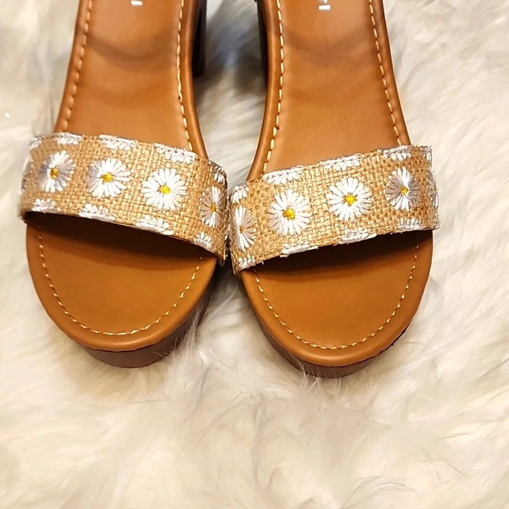 Women's Sandals - Picture 3 of 8